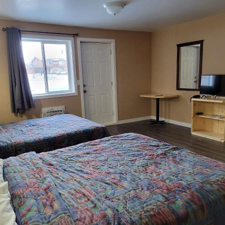 Lakewood Inn 100 Mile House Buitenkant foto