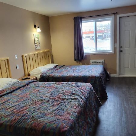 Lakewood Inn 100 Mile House Buitenkant foto