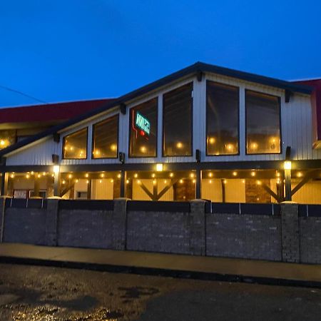 Lakewood Inn 100 Mile House Buitenkant foto