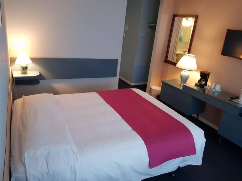 Lakewood Inn 100 Mile House Buitenkant foto