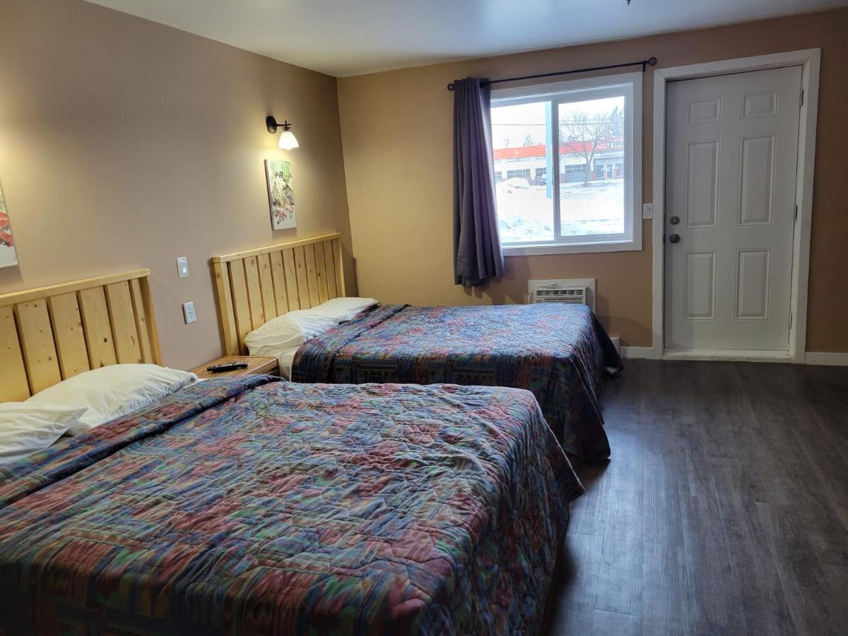 Lakewood Inn 100 Mile House Buitenkant foto
