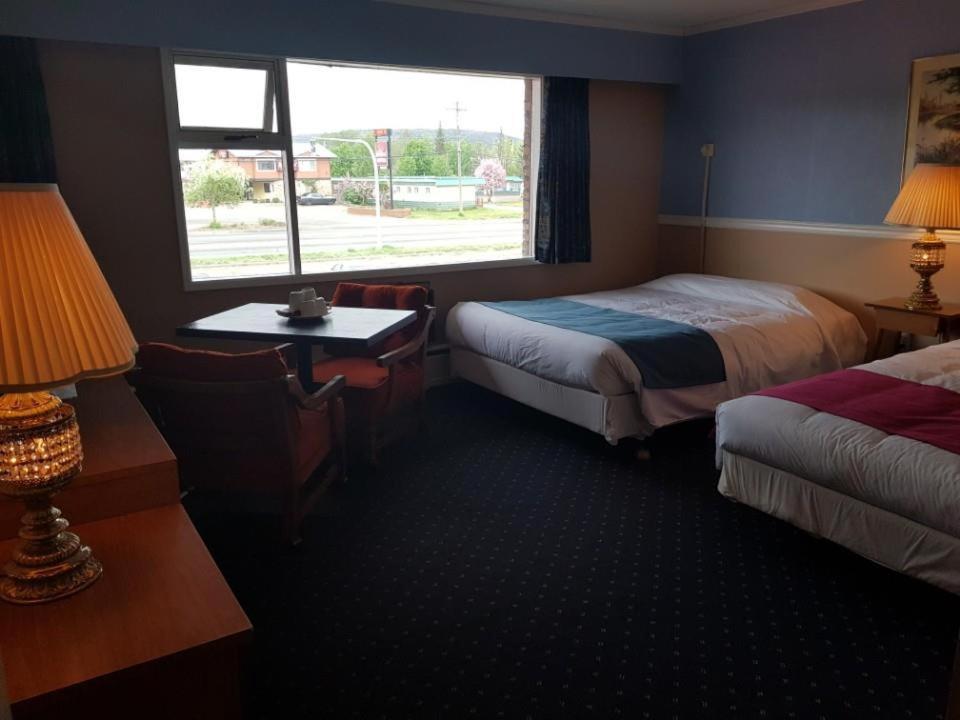 Lakewood Inn 100 Mile House Buitenkant foto