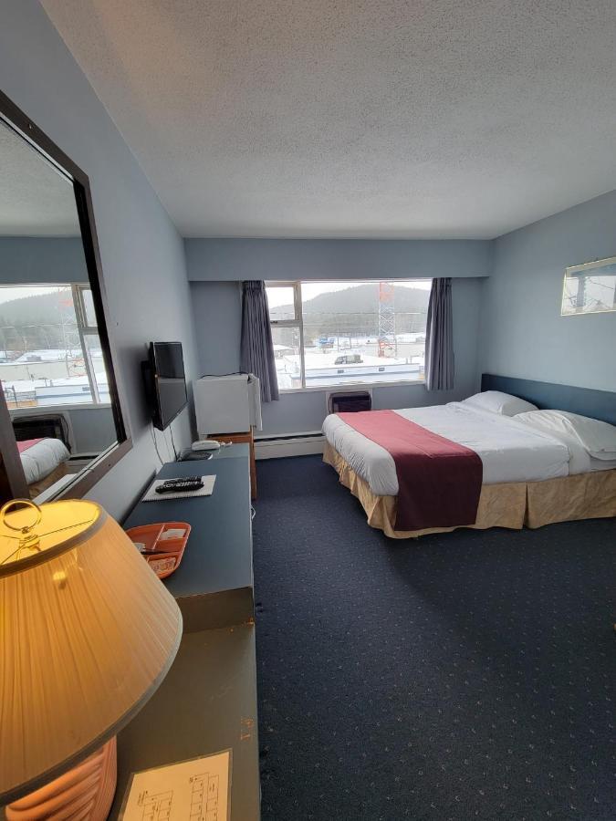 Lakewood Inn 100 Mile House Buitenkant foto
