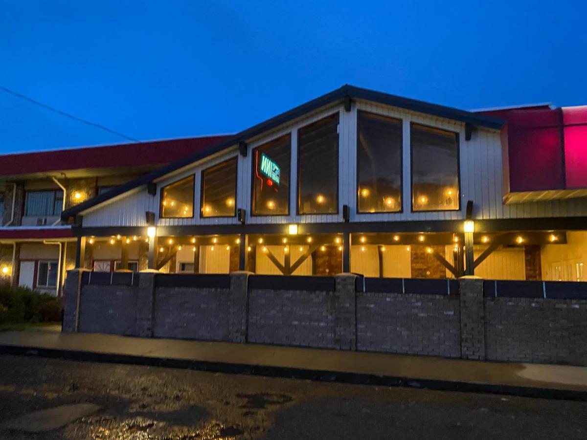 Lakewood Inn 100 Mile House Buitenkant foto