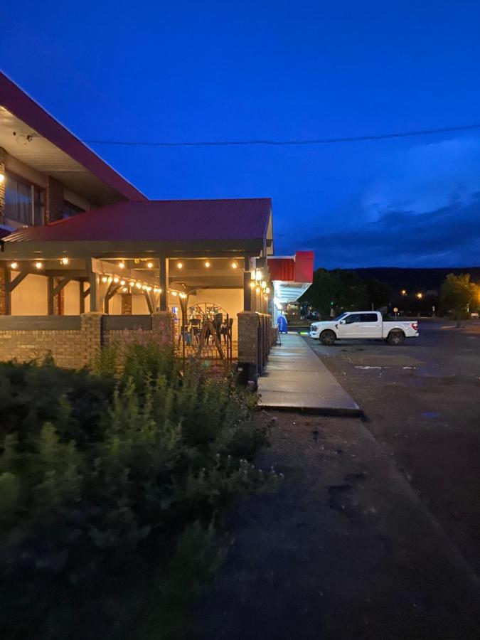 Lakewood Inn 100 Mile House Buitenkant foto