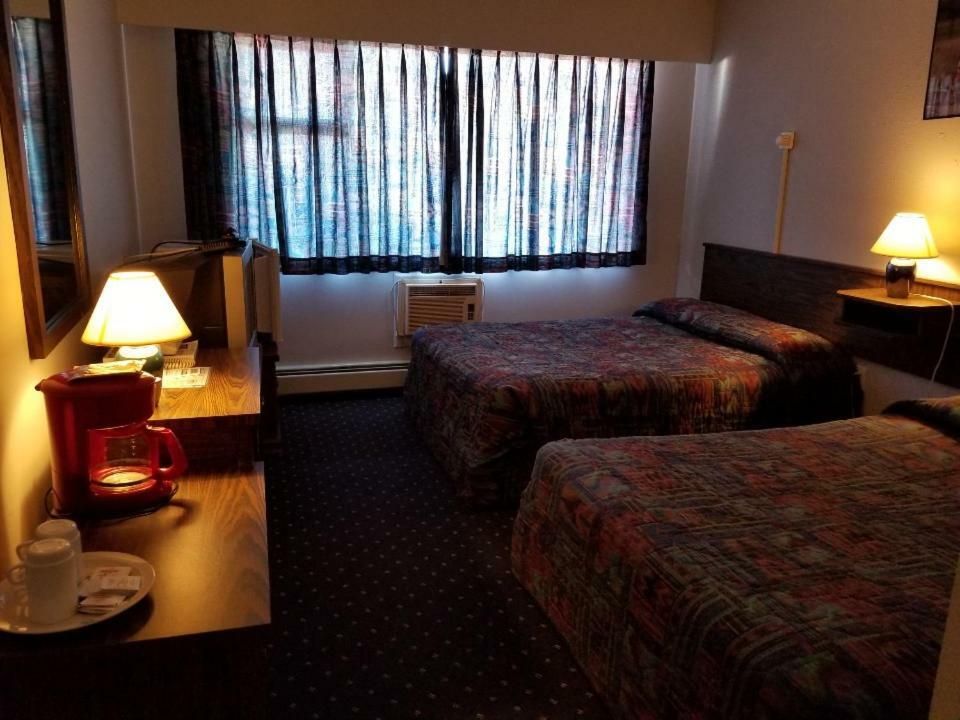 Lakewood Inn 100 Mile House Buitenkant foto