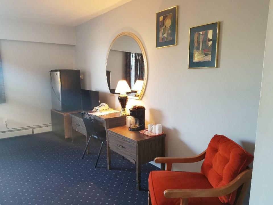 Lakewood Inn 100 Mile House Buitenkant foto