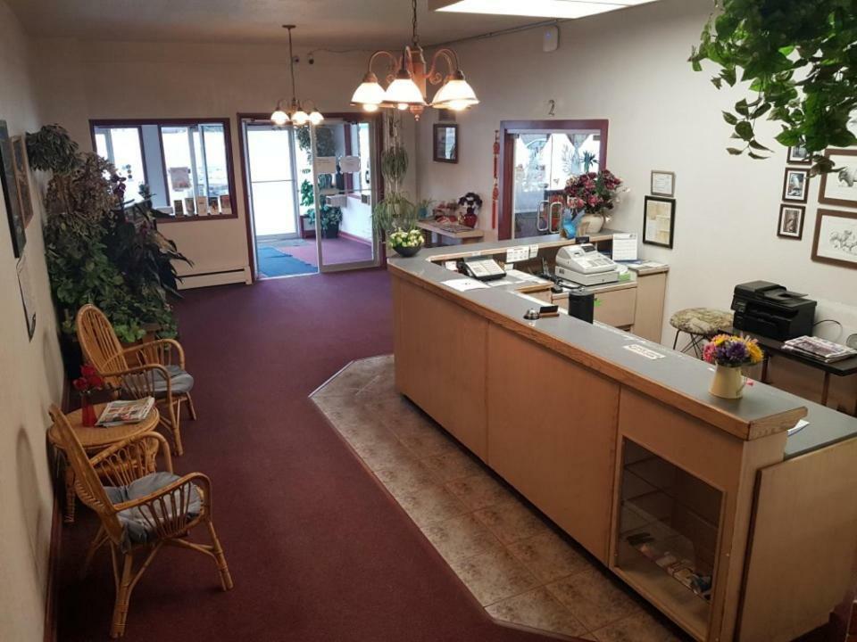 Lakewood Inn 100 Mile House Buitenkant foto
