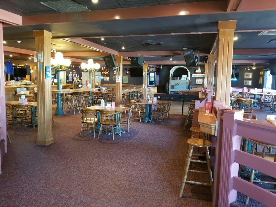 Lakewood Inn 100 Mile House Buitenkant foto